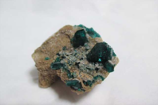 【ダイオプテーズ】エメラルドに似て美しいけれど、脆い鉱物