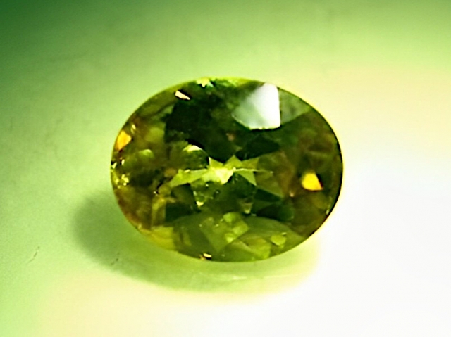 【スフェーン】7月の誕生石になったダイヤモンド以上の輝きの宝石