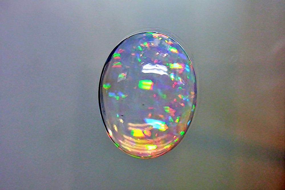 『ウォーターオパール』遊色効果のある「水滴」のような宝石