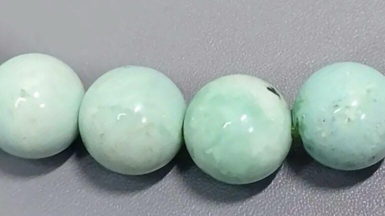 『バリサイト』「トルコ石」に似た緑色のリン酸塩鉱物